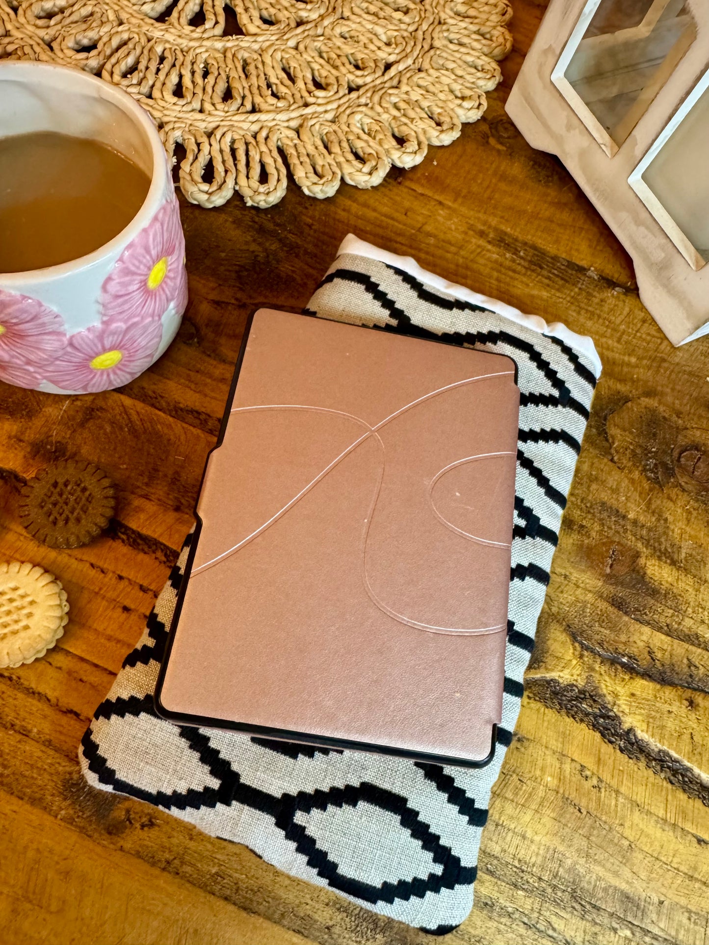 ‘Golden Waves’ quilted e-reader bed