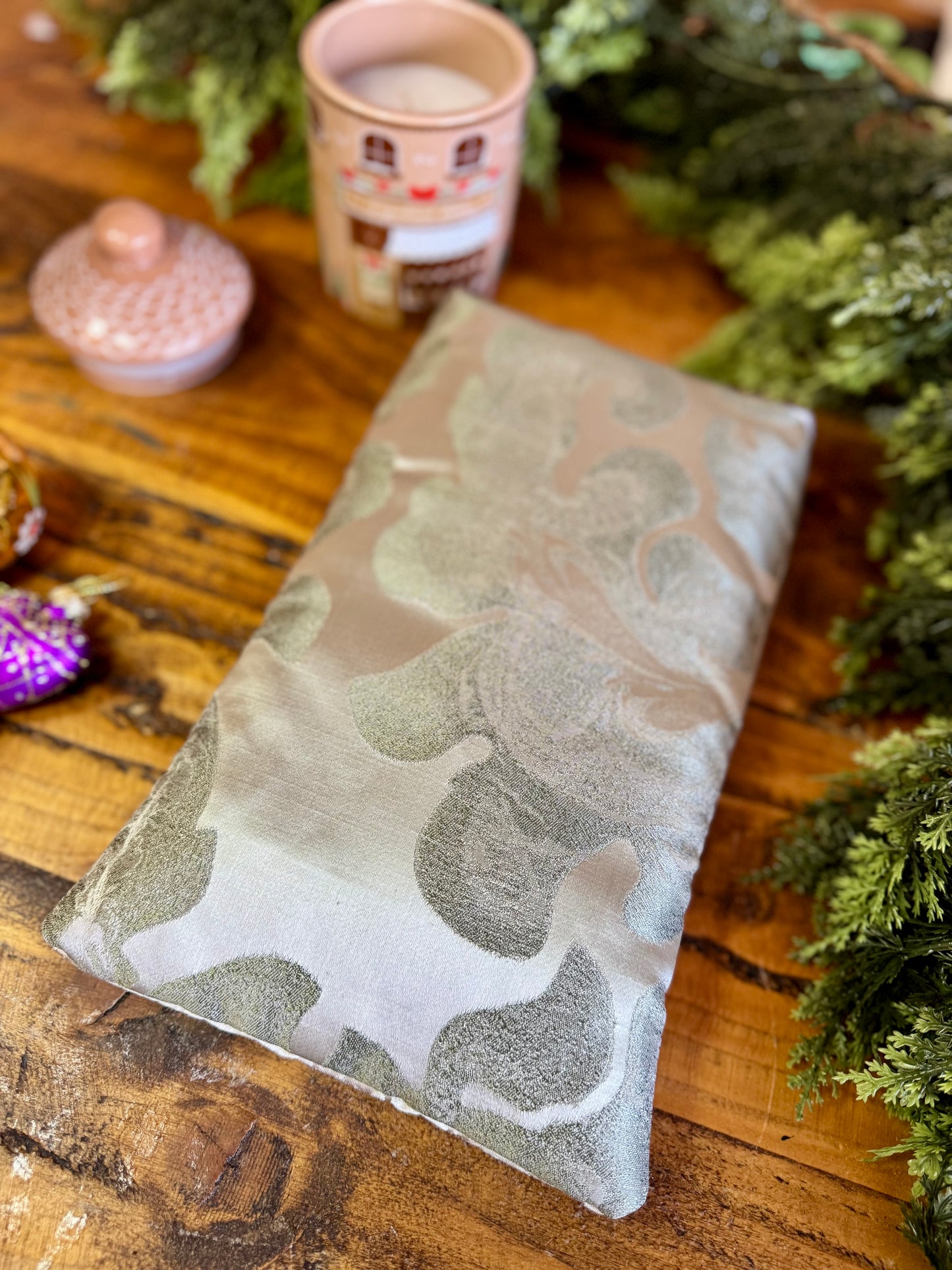 ‘White Opal’ book bed