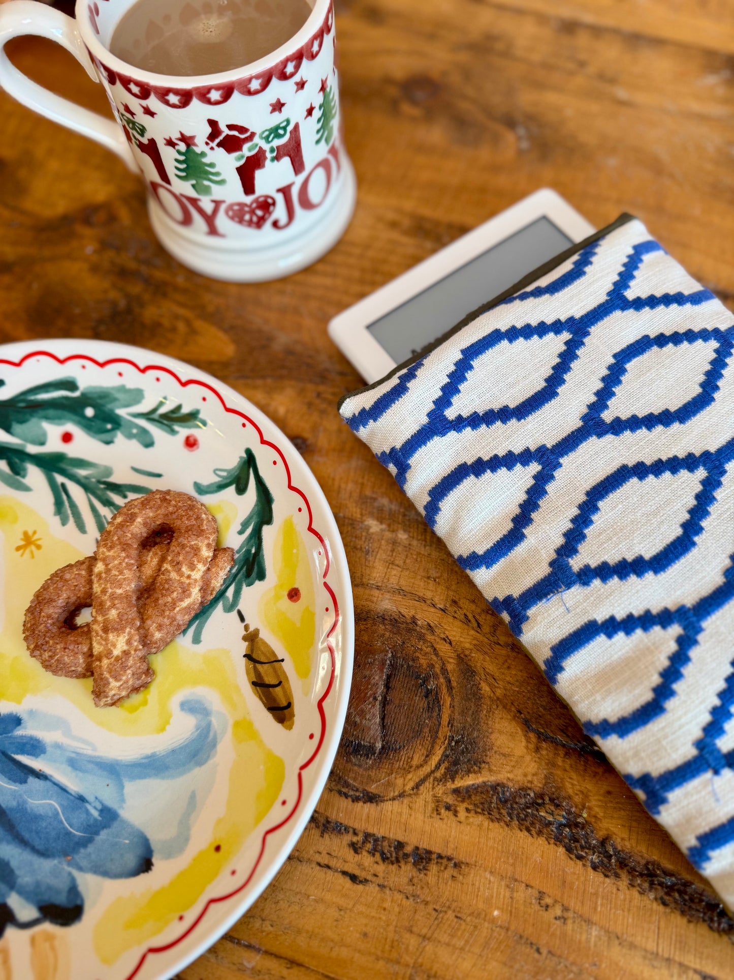 ‘Aztec blue & quilted’ kindle bed