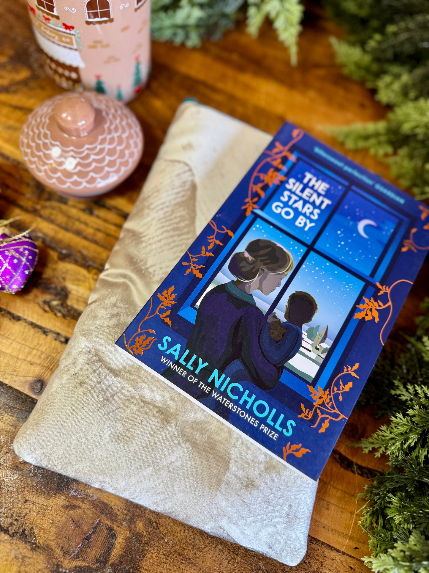 ‘Grey Pearl’ book bed