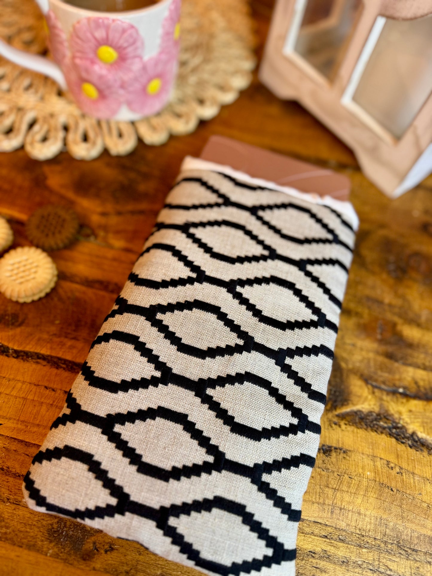 ‘Golden Waves’ quilted e-reader bed