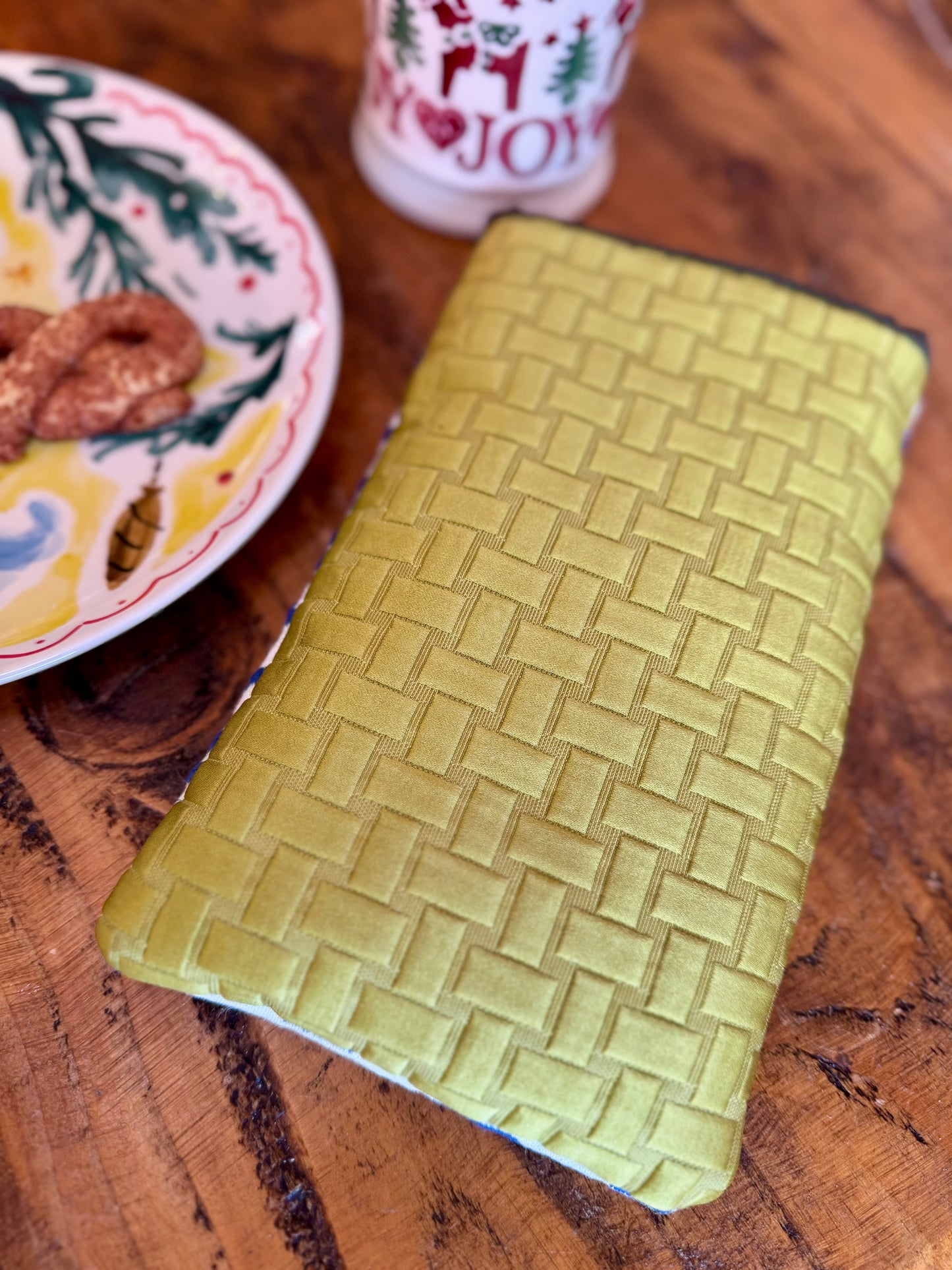 ‘Aztec blue & quilted’ kindle bed