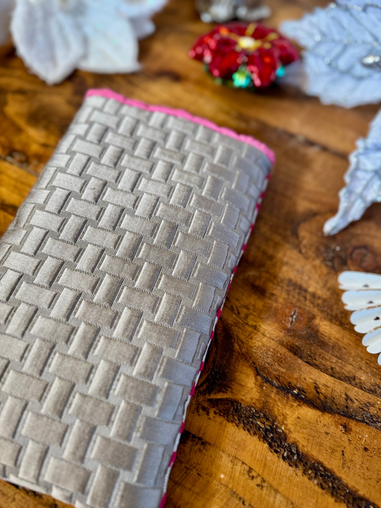 ‘Textured pink & oyster’ e-reader bed