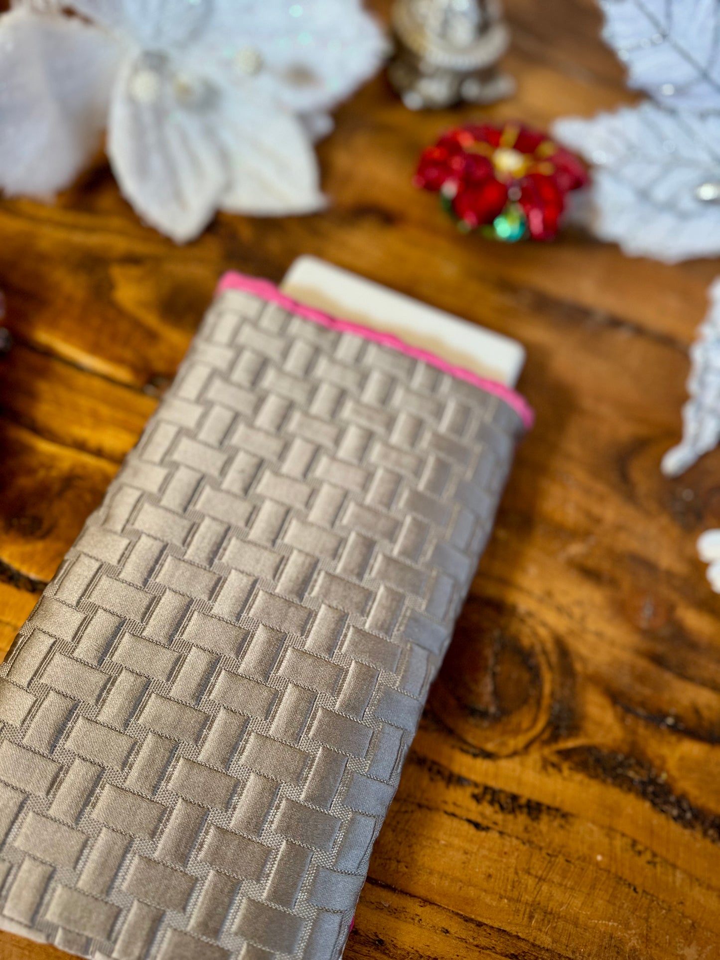 ‘Textured pink & oyster’ e-reader bed