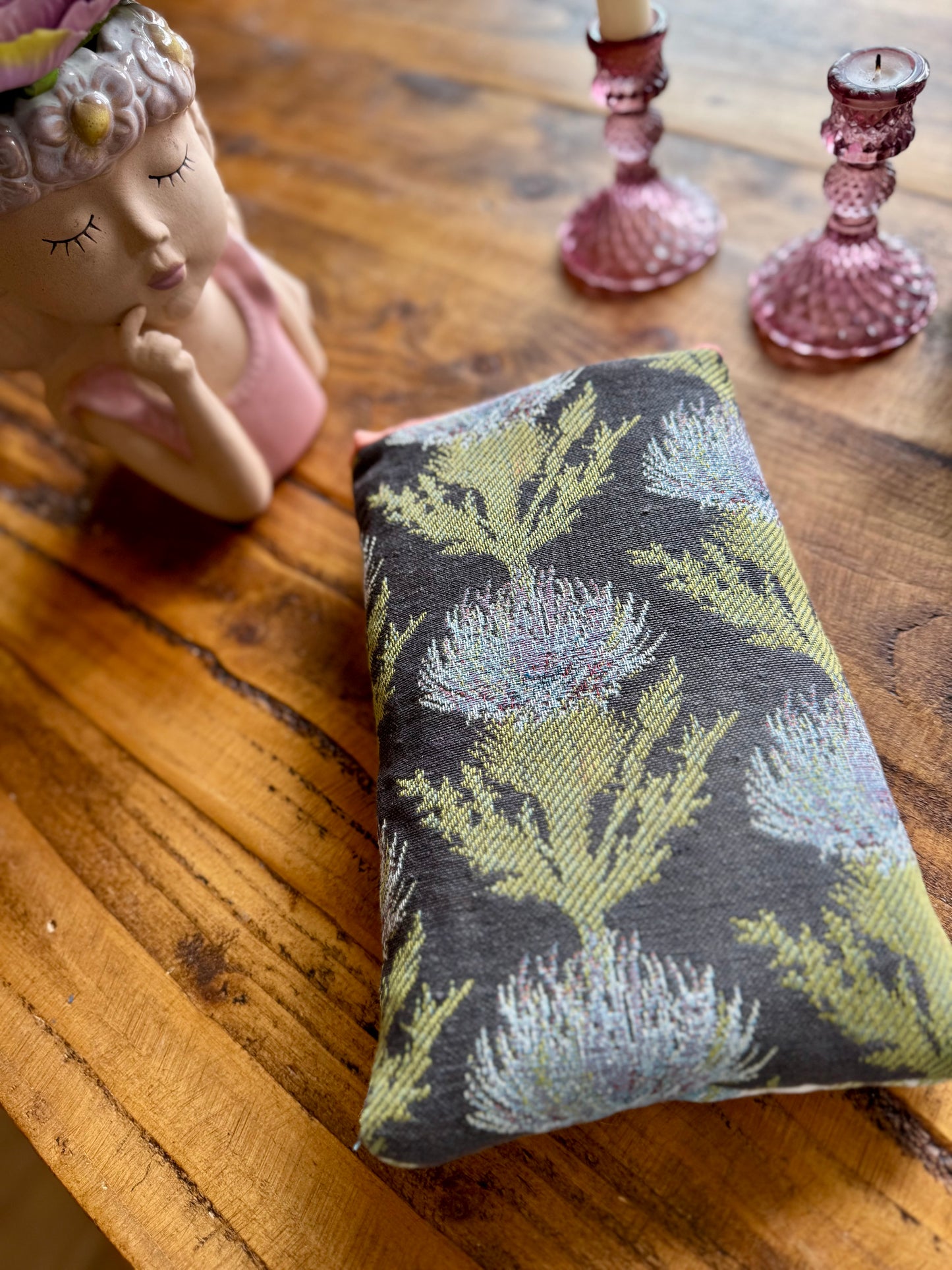 ‘Tapestry thistle’ book bed