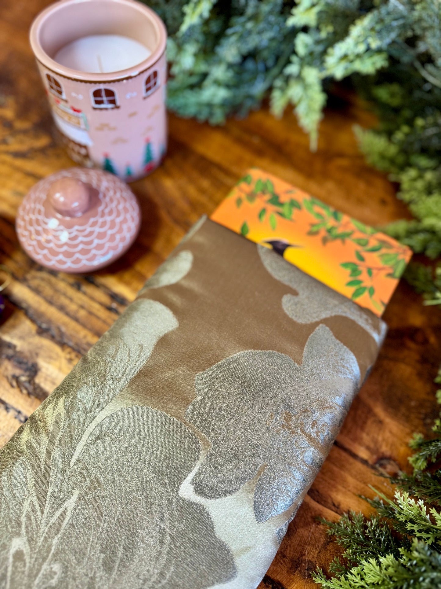 ‘Acantha Silk’ book bed.