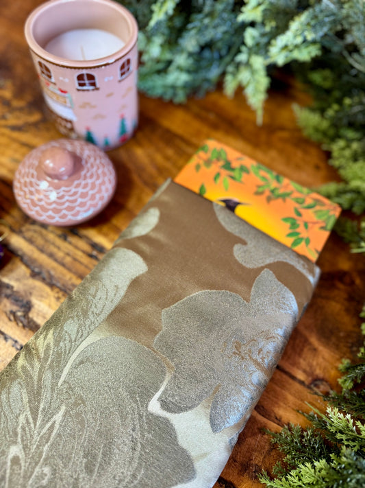 ‘Acantha Silk’ book bed.