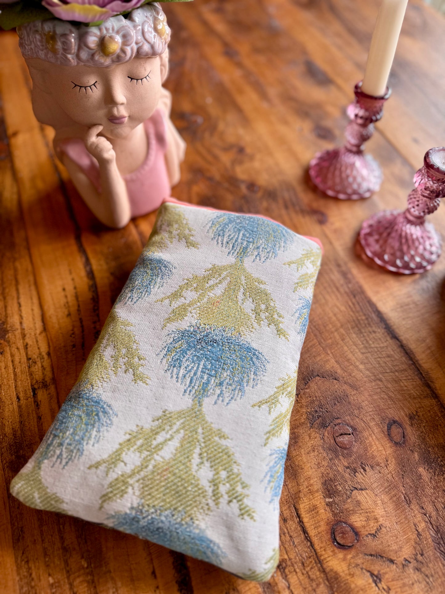 ‘Tapestry thistle’ book bed