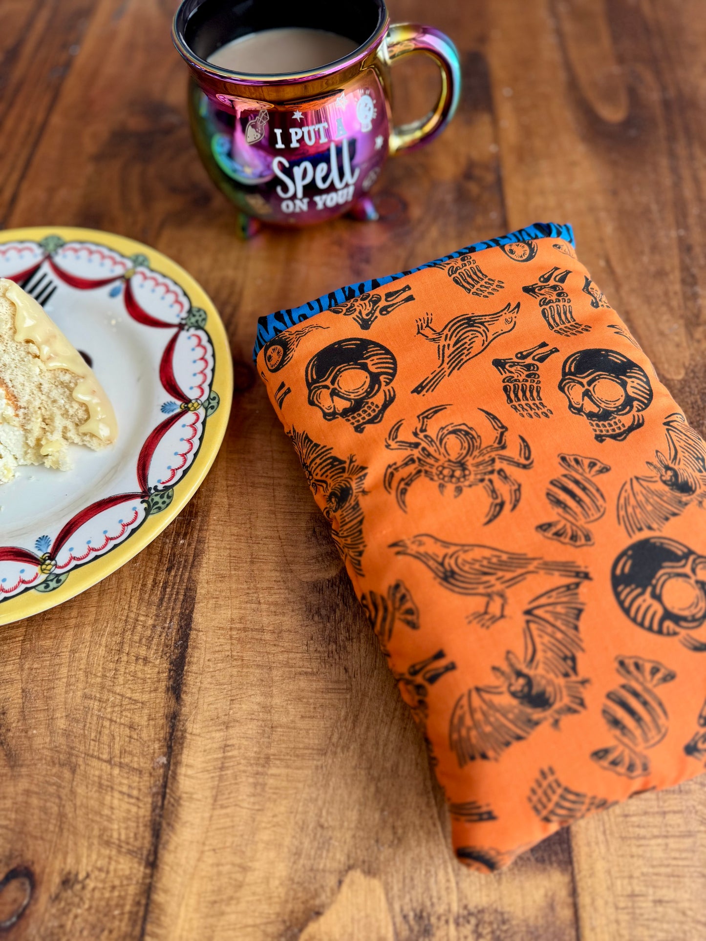 ‘Vintage & Orange’ book bed