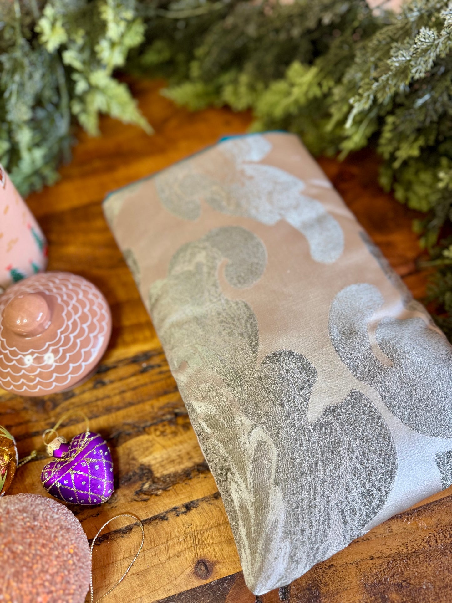 ‘Grey Pearl’ book bed