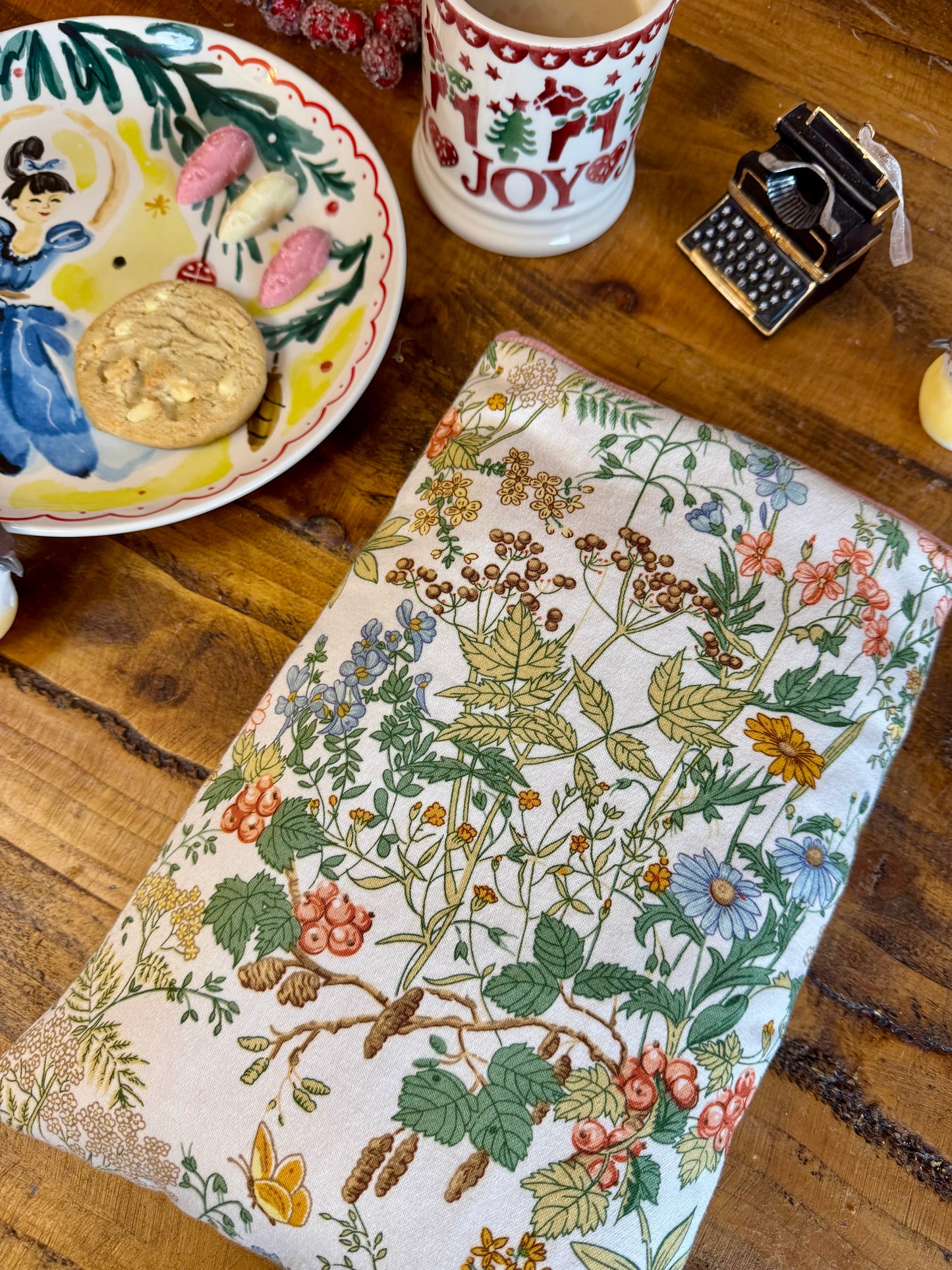 ‘Vintage Woodland’ book bed