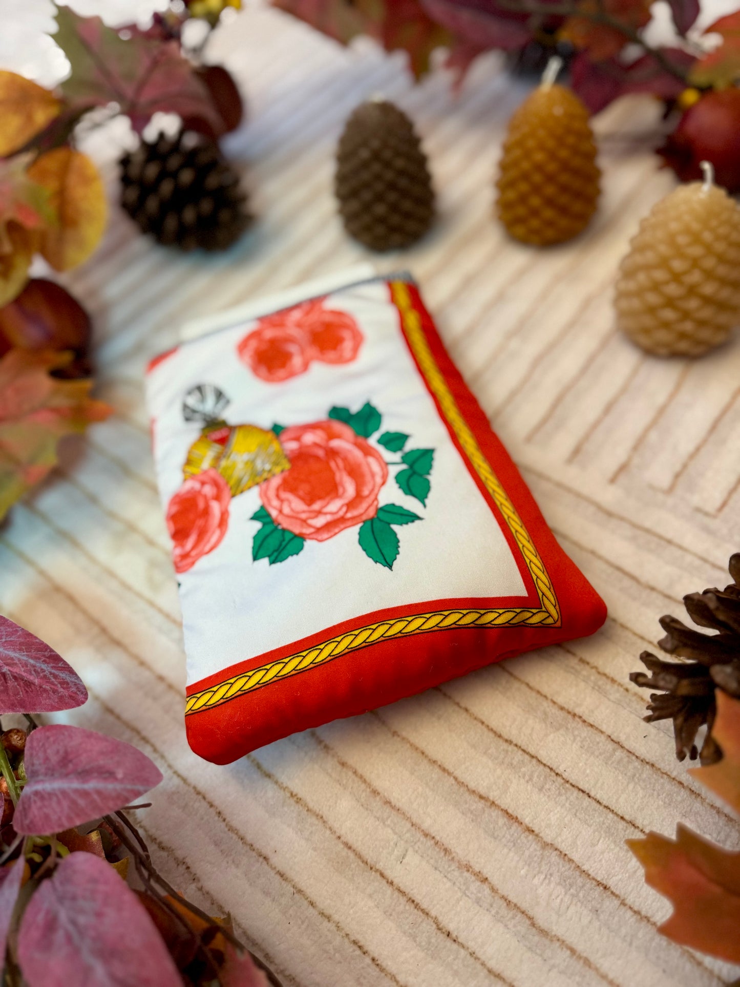 ‘Vintage perfume & roses scarf’ kindle bed