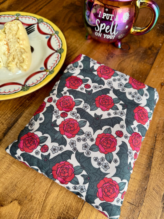 ‘Bats & Roses’ extra small kindle bed