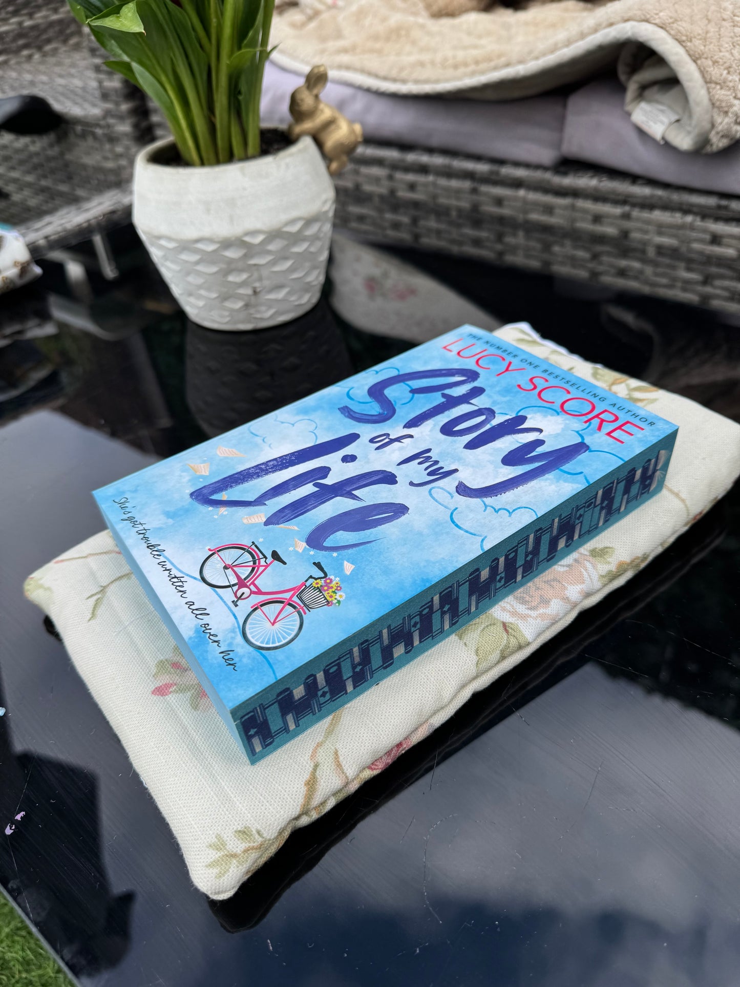 ‘Vintage summer floral’ book bed