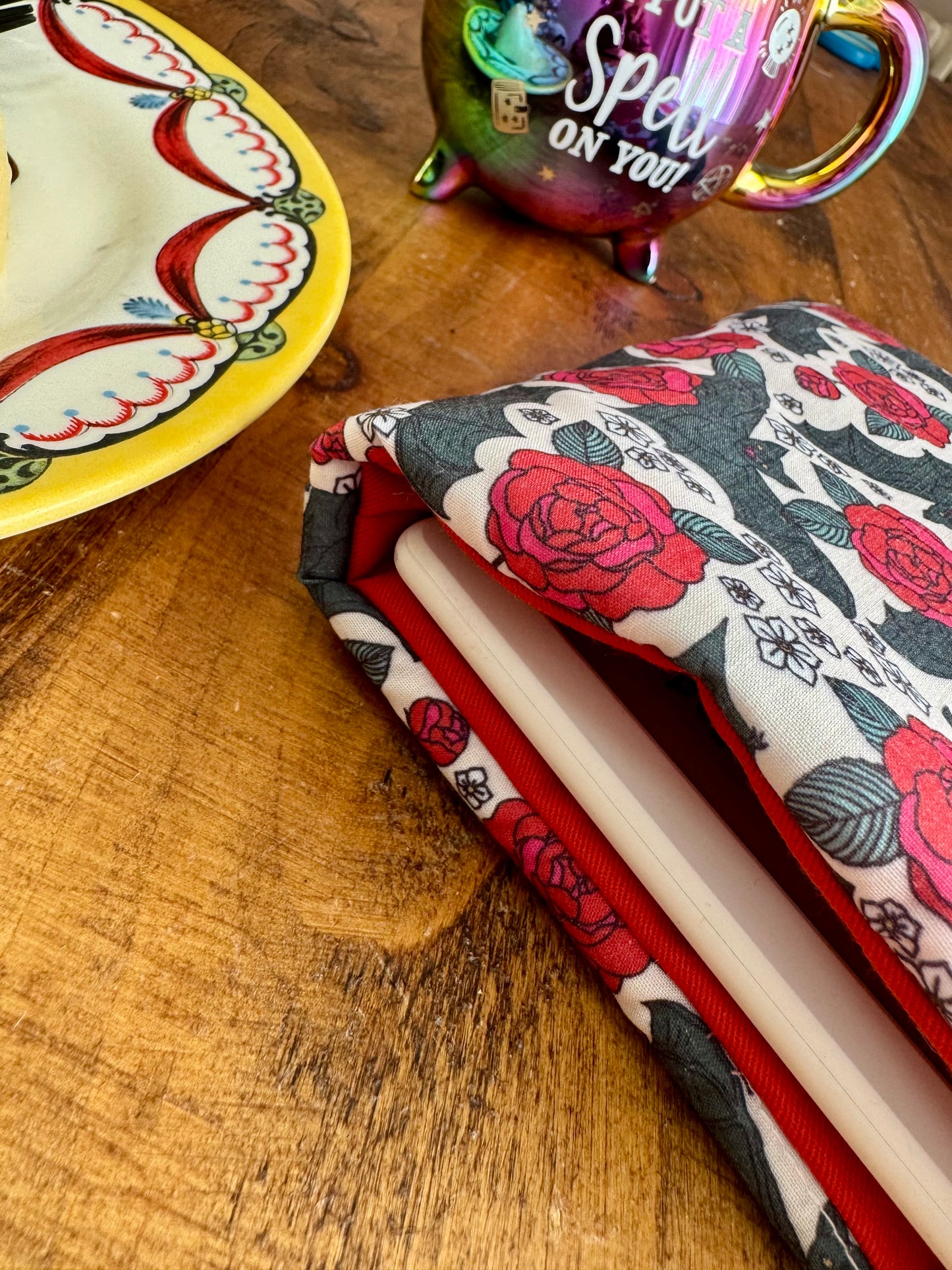 ‘Bats & Roses’ extra small kindle bed