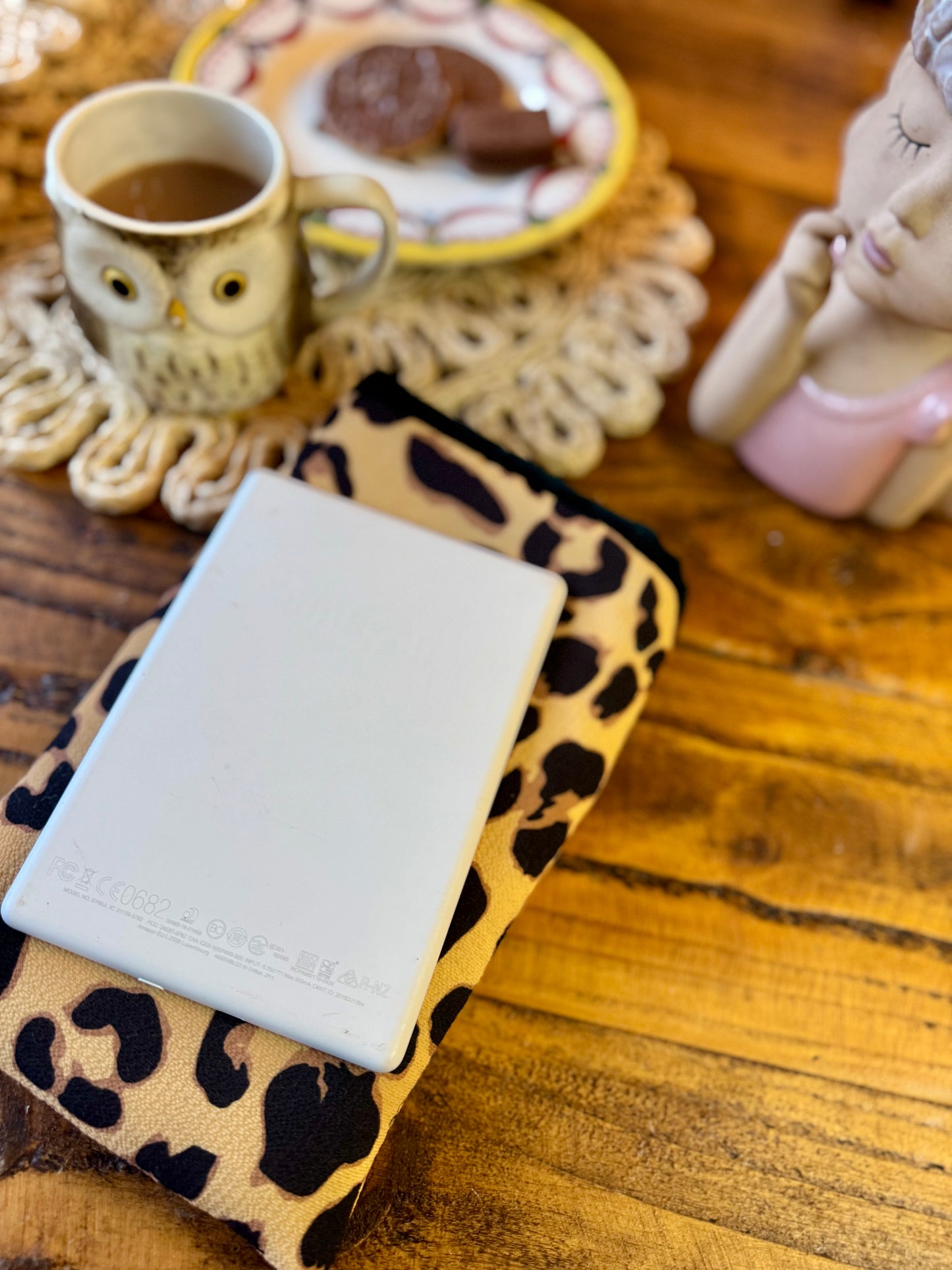 ‘Vintage Velvet & Leopard’ kindle bed