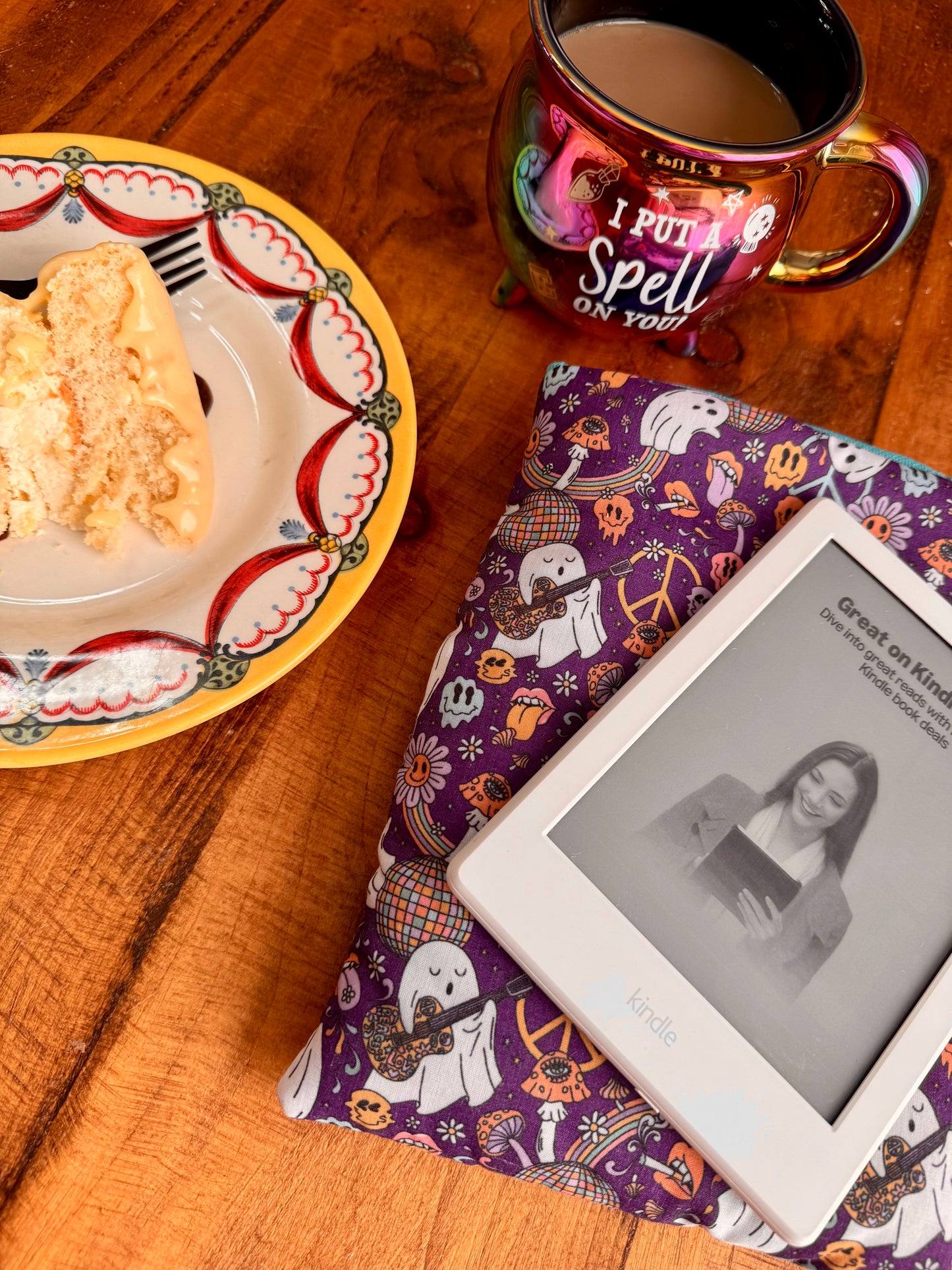 ‘Hippy Halloween Ghost Party’ kindle bed