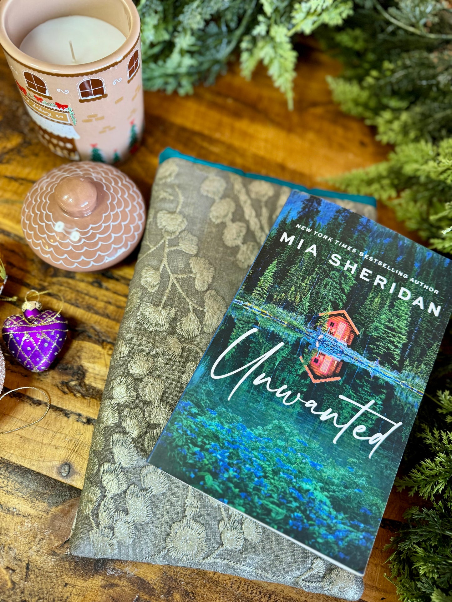 ‘Hollyhock’ embroidered & velvet book bed