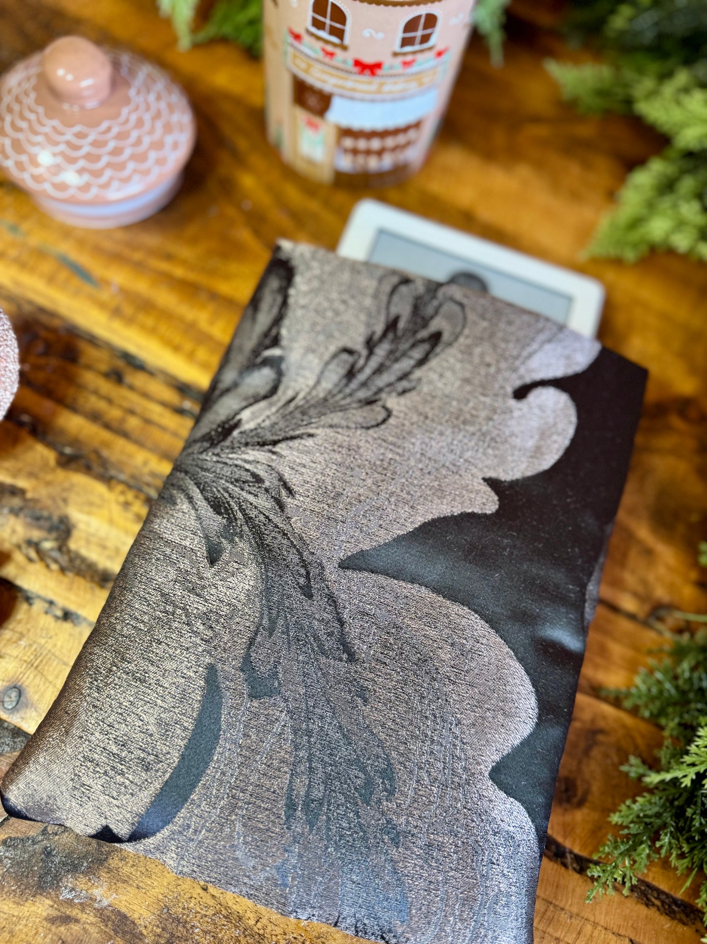 ‘Hot Chocolate’ kindle bed